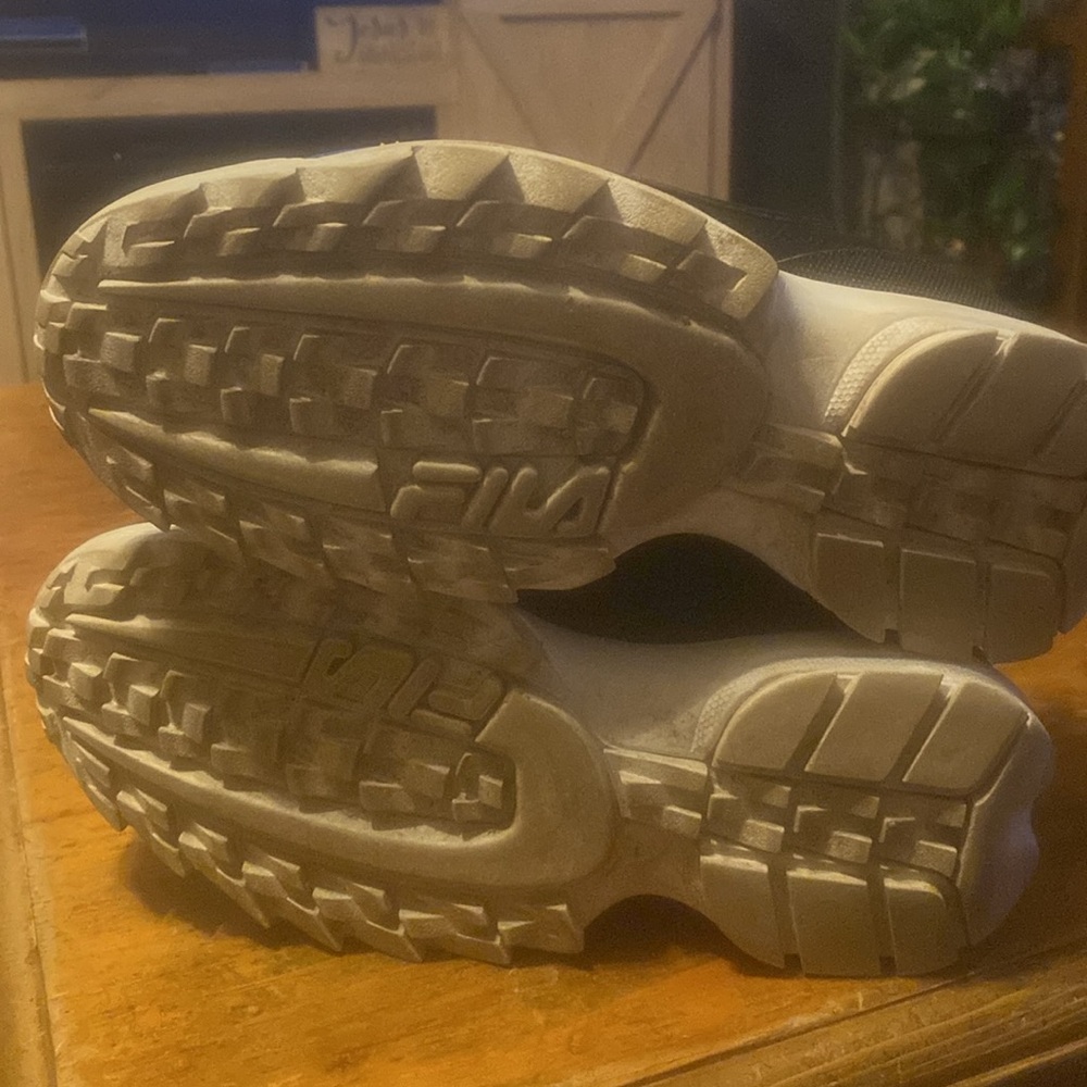 Fila Sneakers EUC Woman’s size 10 - Picture 7 of 7